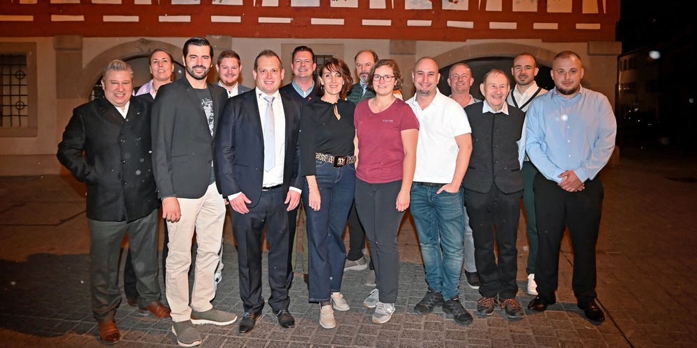 SVP-Kandidierende nach ihrer offiziellen Nomination. Vo n links nach rechts, Reihe hinten: Andrea Lehmann, Franco Stierlin, Andreas Tassonyi, Andreas Winkler, Thomas Pöll, Thomas Wobmann. R e ihe vo rne: Urs Kaufmann, Alessandro Pecorelli, Sven Zimmerli, Andrea Spycher, Laura Hartmann, Thomas Obermayer, Bruno Bliggenstorfer, Daniel PetrovIc