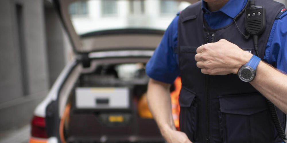 Bei der Festnahme eines Mannes verletzte sich ein Polizist in Degersheim SG leicht. (Symbolbild)