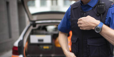 Bei der Festnahme eines Mannes verletzte sich ein Polizist in Degersheim SG leicht. (Symbolbild)