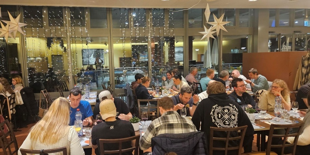 Die freiwilligen Helferinnen und Helfer der Floorball Riders geniessen das Dankesessen im Migros-Restaurant Rüti.