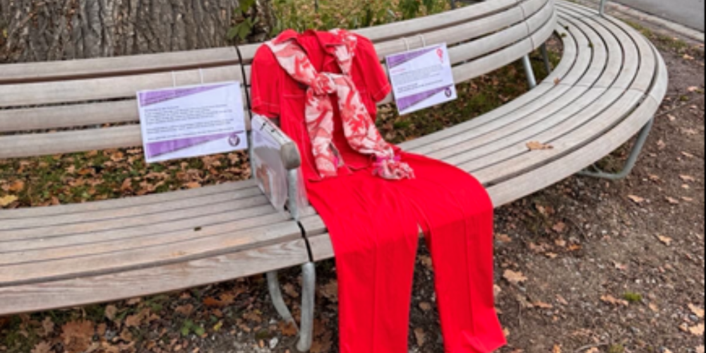 Leere Stühle und Frauenkleider in Uster machen die Folgen von Gewalt sichtbar.