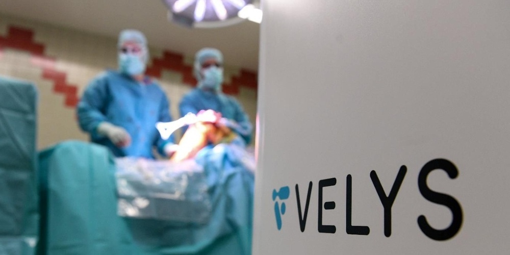 Am 24. November 2025 fand am Spital Uster erstmals ein Eingriff mit dem VELYS-Operationsroboter statt.