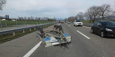 Der Anhänger blieb auf der Fahrbahn der A13 liegen.