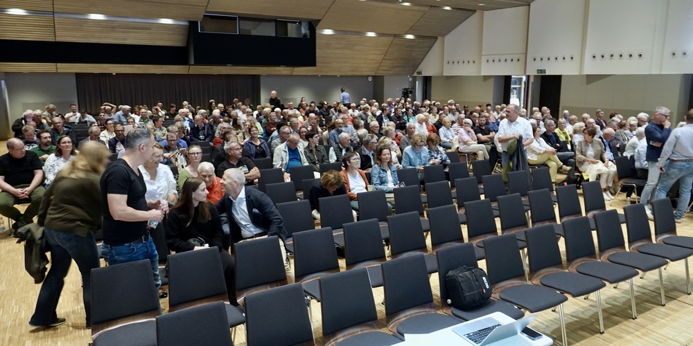 Rapperswil-Jonas Bürgerversammlung befindet am 4. Dezember 2025 über eine Steuererhöhung und Kredite für Eishalle und Felsenhofbach-Projekt.