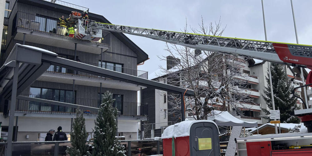 Der verletzte Bauarbeiter wurde von der Stützpunktfeuerwehr Einsiedeln SZ mit dem Hubretter geborgen.