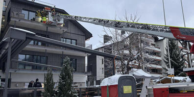 Der verletzte Bauarbeiter wurde von der Stützpunktfeuerwehr Einsiedeln SZ mit dem Hubretter geborgen.