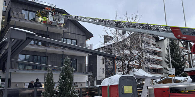 Der verletzte Bauarbeiter wurde von der Stützpunktfeuerwehr Einsiedeln SZ mit dem Hubretter geborgen.