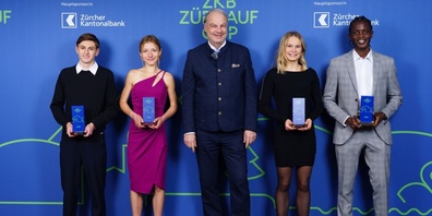 v.l.n.r. Jonas Krügel, Juniorensieger, Anina Hirzel, Juniorinnensiegerin, Roger Liebi, Vizepräsident Bankrat Zürcher Kantonalbank, Janice Studler, Gesamtsiegerin und Eric Muthomi Riungu, Gesamtsieger.