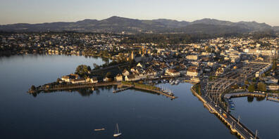 Der Verkehr vom Seedamm nach Rapperswil-Jona SG soll dereinst in einen Tunnel geleitet werden. (Archivbild)