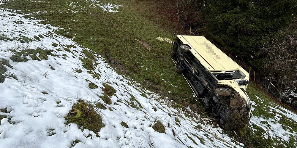Der Lieferwagen erlitt Totalschaden – der Chauffeur blieb unverletzt. 