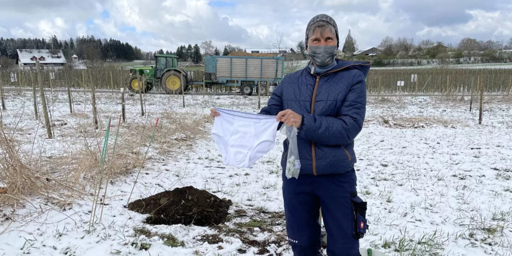 Petra Hager von der Juckerefarm vergräbt Unterhosen und Teebeutel.