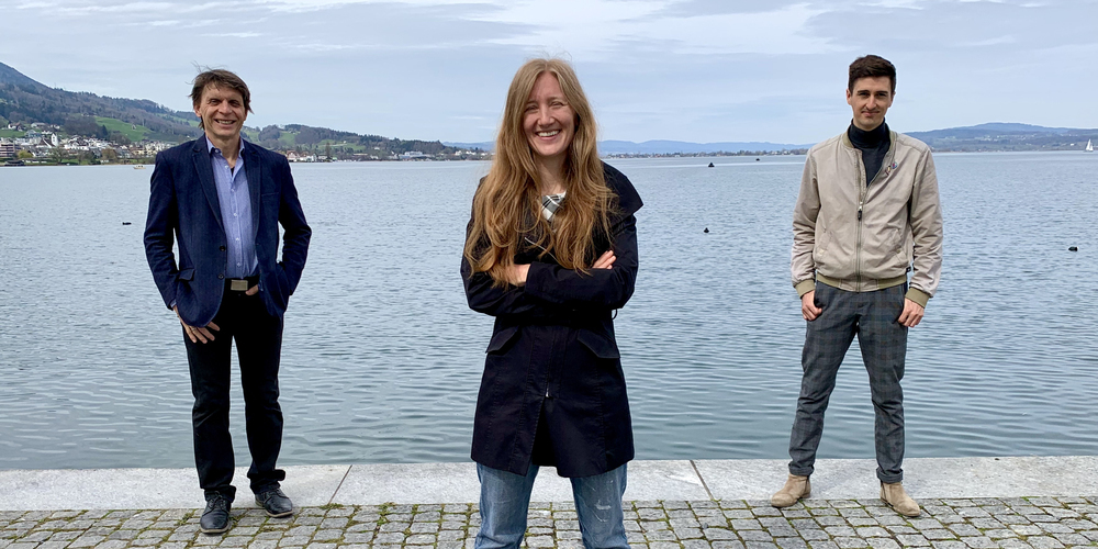 Die neue SP-Kantonalpräsidentin Karin Schwiter, flankiert vom zurücktretenden Präsidenten Andreas Marty (links) und dem neuen Vizepräsidenten Elias Studer.