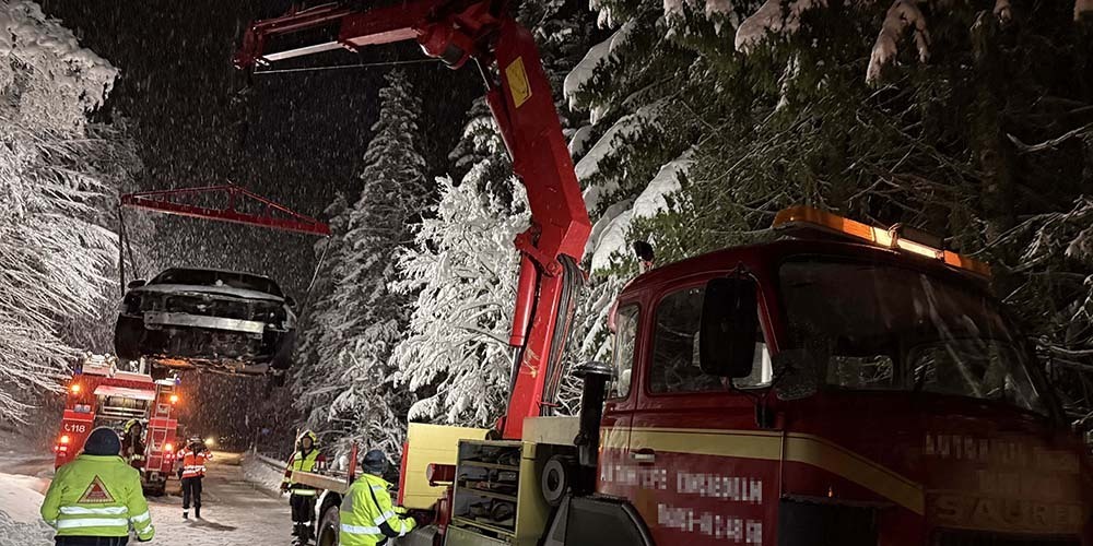 Die Feuerwehr transportierte das Auto mit einem Kran ab.