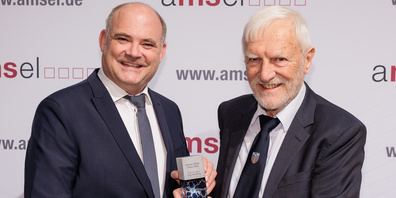 «Nicht nur neue Wege beschritten, sondern auch menschlich Brücken gebaut»: Laudator Stefan Teufel (links) mit dem Preisträger Jürg Kesselring.