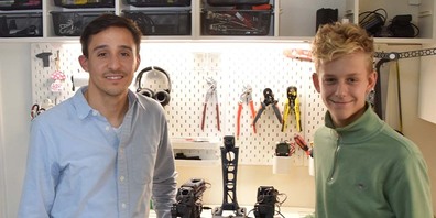 Joel Nyffeler (l.) und Sekundarschüler Venzel Edström mit einem Beispielaufbau für Venzels Roboterarm-Projekt. 