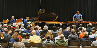 Das 8 Hands Orchestra mit Eleonora Em (Piano), Florian Altwegg (Piano), Manuel Leuenberger (rechts, Marimba) und Katsunobu Hiraki (links, Perkussion) zeigt sein Können.