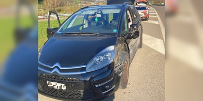 Wegen einer momentanen Unaufmerksamkeit prallte das Auto eines 21-Jährigen in die Mittelleitplanke.
