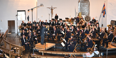 Der musikalische Leiter Christian Bachmann dirigiert das Zusammenspiel der Harmonie Freienbach in der Meinradskirche.