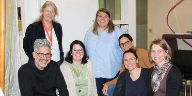 Die Mitglieder des neu gegründeten Familienbeirates (v.l.n.r. sitzend: Nicolas Duran, Christina Bärlocher, Joanna Hunziker, Stefani Zemp, Annika Hug. Es fehlen: Stanko Gobac und Natali Pesic. Stehend (v.l.n.r.) Katrin Marfurt-Russenberger, Delegierte des Ostschweizer Kinderspitals und Brooks Kradolfer, Elternvertretung Q-Zirkel familienzentrierte Betreuung.