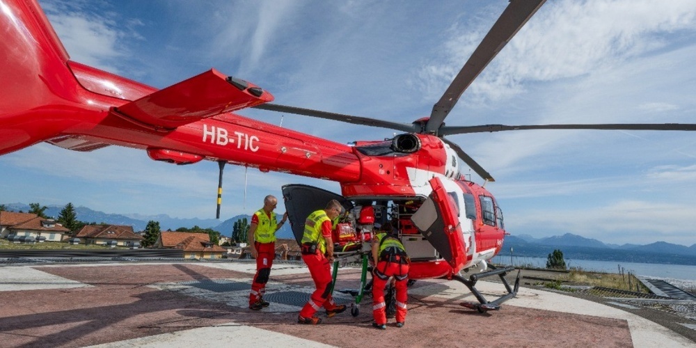 Rega-Helikopter im Einsatz für Verlegungsflüge zwischen Spitälern.