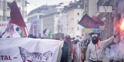 Einige hundert Personen zogen am Dienstagabend durch Zürich. Sie demonstrierten gegen Gewalt an Frauen und queeren Personen. (Archivbild)