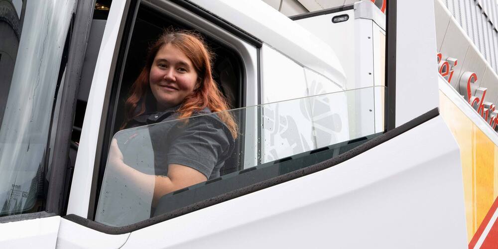 Josefine «Josy» Gratz hat im Sommer 2025 als erste Frau der Brauerei den LKW- und Anhängerführerschein bestanden