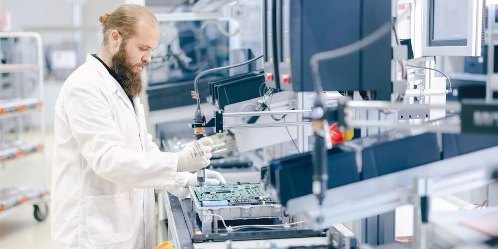 Hintergründe sind die derzeit schwierige Lage im E-Mobilitätsmarkt sowie internationale handelspolitische Rahmenbedingungen, insbesondere in den USA