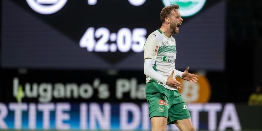 Carlo Boukhalfa feiert das Tor zum 1:1