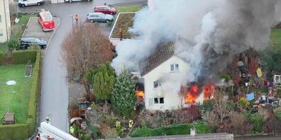 In Uzwil SG geriet am Mittwoch ein Einfamilienhaus in Brand. Die Feuerwehr konnte die Flammen rasch unter Kontrolle bringen und löschen.