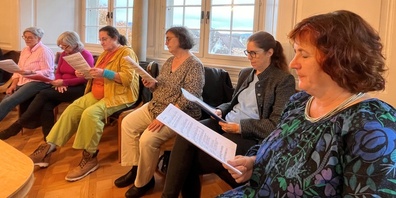 Der Frauenchor bei den ersten Proben für das Stück «Die Landvögtin». 