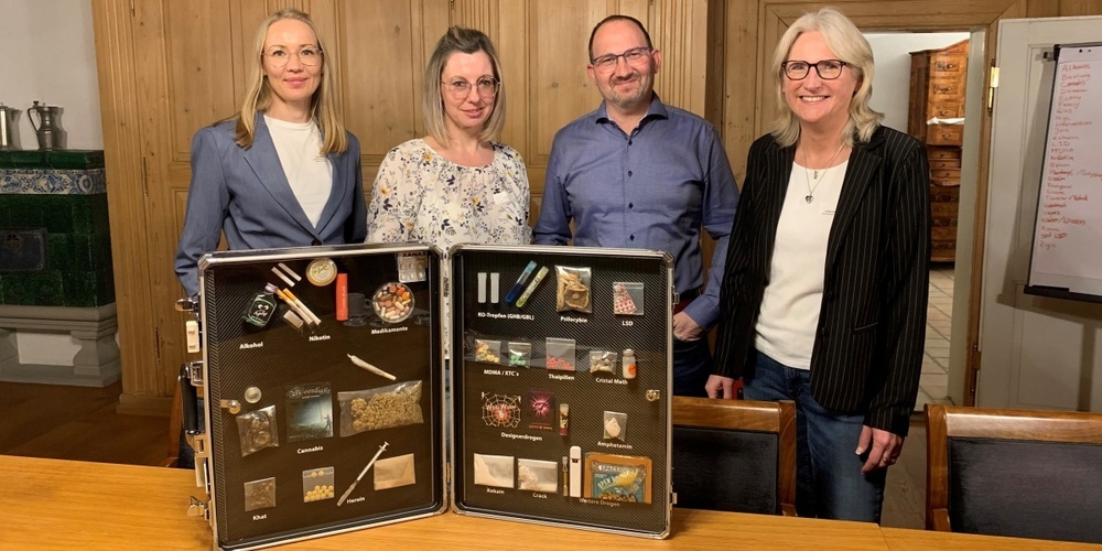  Claudia Gfeller von der Kantonspolizei Zürich (r.) stellte an einem runden Tisch den Drogenkoffer vor. Begleitend waren die Fachspezialistinnen der Präventionsstellen im Zürcher Oberland Sonja Kessler (li.) und Jana Frei (2. v.l.) sowie  Gemeinderat Sascha-Max Steinegger vor Ort. 