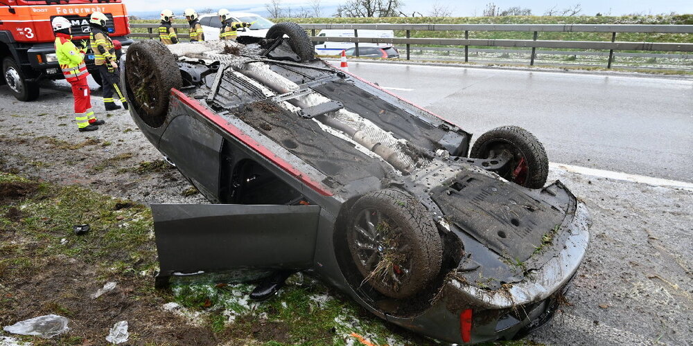 Das Auto landete nach Schleuderfahrt und Böschungsaufprall auf dem Dach. Der 25-jährige Fahrer wird schwer verletzt ins Spital gebracht.