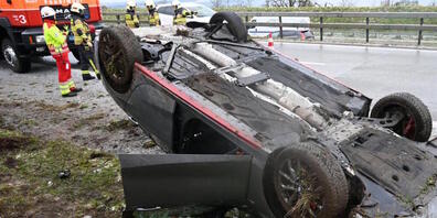 Die Feuerwehr sperrte den Normalstreifen der Autobahn für mehr als eine Stunde, während die Polizei den Unfall aufnahm.