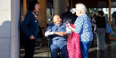 Geselligkeit: Der älteste Teilnehmer Josef Hämmerli (*1929) vom Stamm Boden in Plauderlaune.