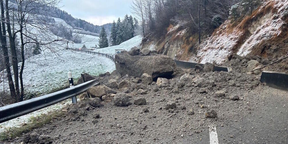 Die Strasse zwischen Mosnang und Dreien blieb nach einem Felssturz am 18. November für mehrere Tage gesperrt. (Archivbild)