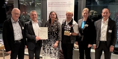 Max Nadig (Präsident Genossenschaft Appenzeller Volkskunde-Museum), Daniel Lehmann (Amt für Wirtschaft und Arbeit), Petra Hanel Sturzenegger (Gemeindepräsidentin Stein), Ralph Böse (Geschäftsführer Appenzeller Schaukäserei), Tina Grosjean (Amt für Wirtschaft und Arbeit) und Ruedi Bleichenbacher (Infrastruktur Appenzeller Schaukäserei) bei der Awardübergabe in Bern.