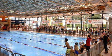 Die Stadtzürcher Schwimmstafette im Hallenbad Altstetten sorgte für spannende Rennen und viel Begeisterung bei den Schülern.