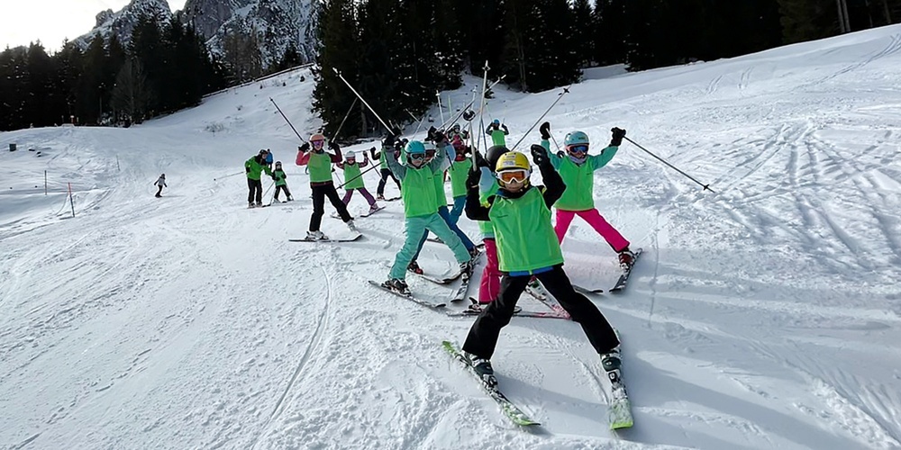 Kinder aus Rapperswil-Jona lernen im Brunni-Gebiet spielerisch das Ski- und Snowboardfahren.