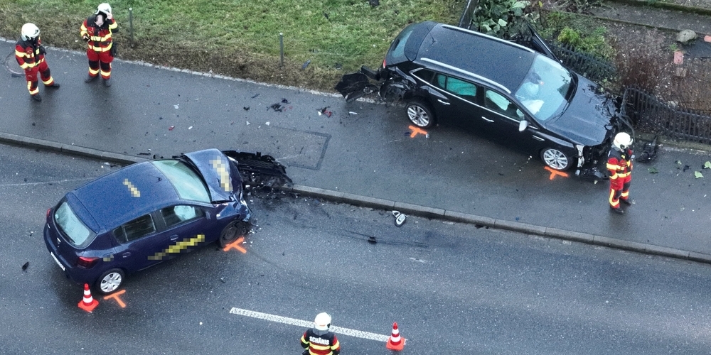 Einsatzkräfte am Unfallort mit zwei der insgesamt drei verwickelten Fahrzeuge. Der Sachschaden beträgt mehrere zehntausend Franken.