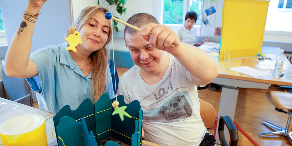 Melanie Renold begleitet Klienten der GHG Sonnenhalde Tandem im Alltag