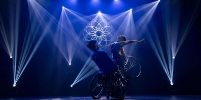 Überwinden die Schwerkraft im Rollstuhl: die philippinischen Artisten Edelyn und Julius.