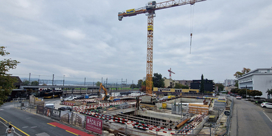 Bald wird nicht nur nach unten, sondern auch nach oben gearbeitet: So präsentiert sich die oberirdische Baustelle.