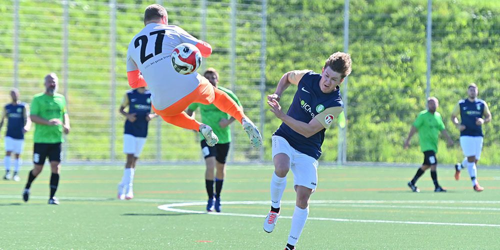 Lufteinsatz von FCFS-Torhüter Michael Raimann gegen Thalwils Vincent Weber.