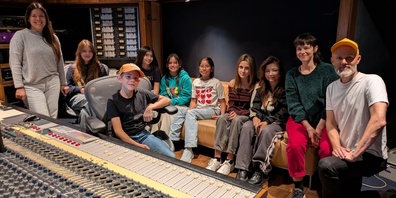 Die Jugendlichen mit Musikerin Rykka und Kim Bui und Timothy Löffler beim den Aufnahmen