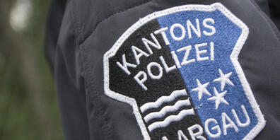Die Kantonspolizei Aargau und die Stadtpolizei Aarau haben am Mittwochabend zwei Männer festgenommen, die in Biberstein in ein Mehrfamilienhaus eindringen wollten. (Symbolbild)