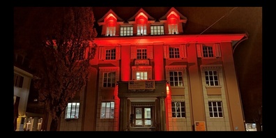 Das Gemeindehaus in Meilen leuchtet orange als sichtbares Zeichen gegen Gewalt an Frauen.