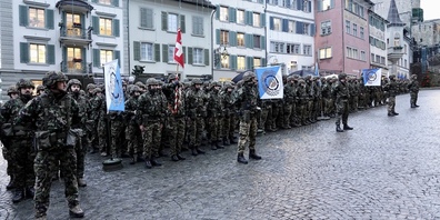  Standartenabgabe des Log Bat 101 auf dem Hauptplatz Rapperswil.