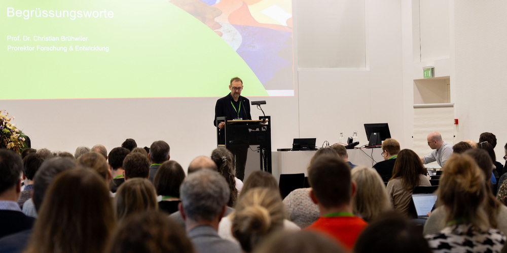 Christian Brühwiler, Prorektor Forschung & Entwicklung der PHSG, bei der Begrüssung der Tagungsteilnehmer