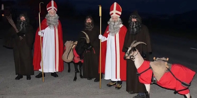 Der Samichlaus zieht am Sonntagabend mit seinen Schmutzlis und Geissen wieder durch Eschenbach zum Platz vor dem Oberstufenschulhaus Breiten.