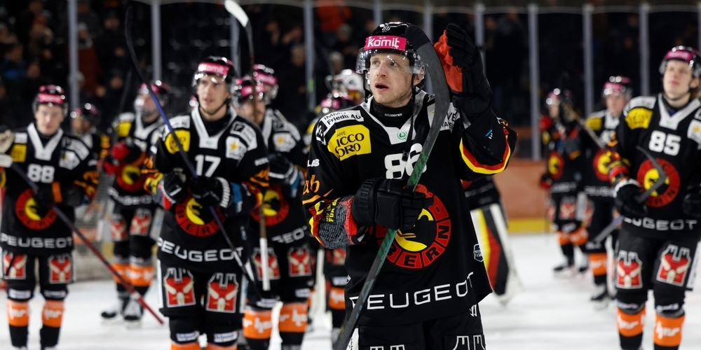 Die Berner jubeln über drei wichtige Punkte, die ZSC Lions sind bereits in der Garderobe.